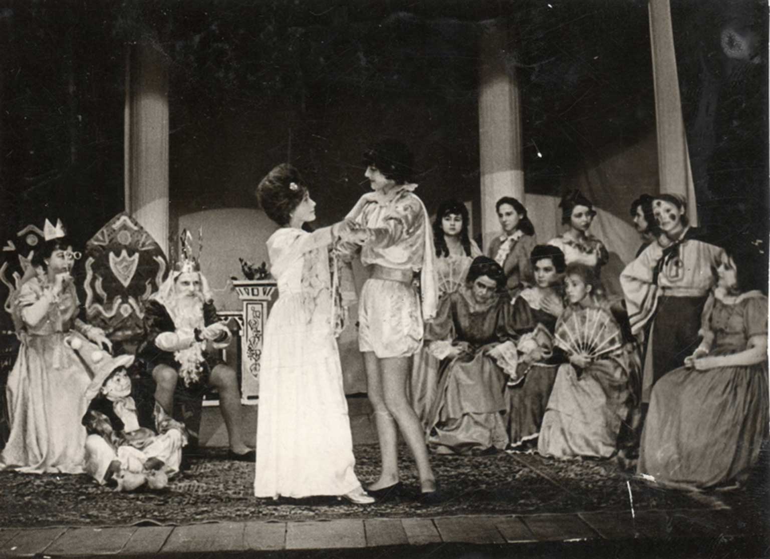 Сцена из спектакля Т. Габбе «Золушка». Золушка – Калинина Таня, принц – Кунщикова Таня.
