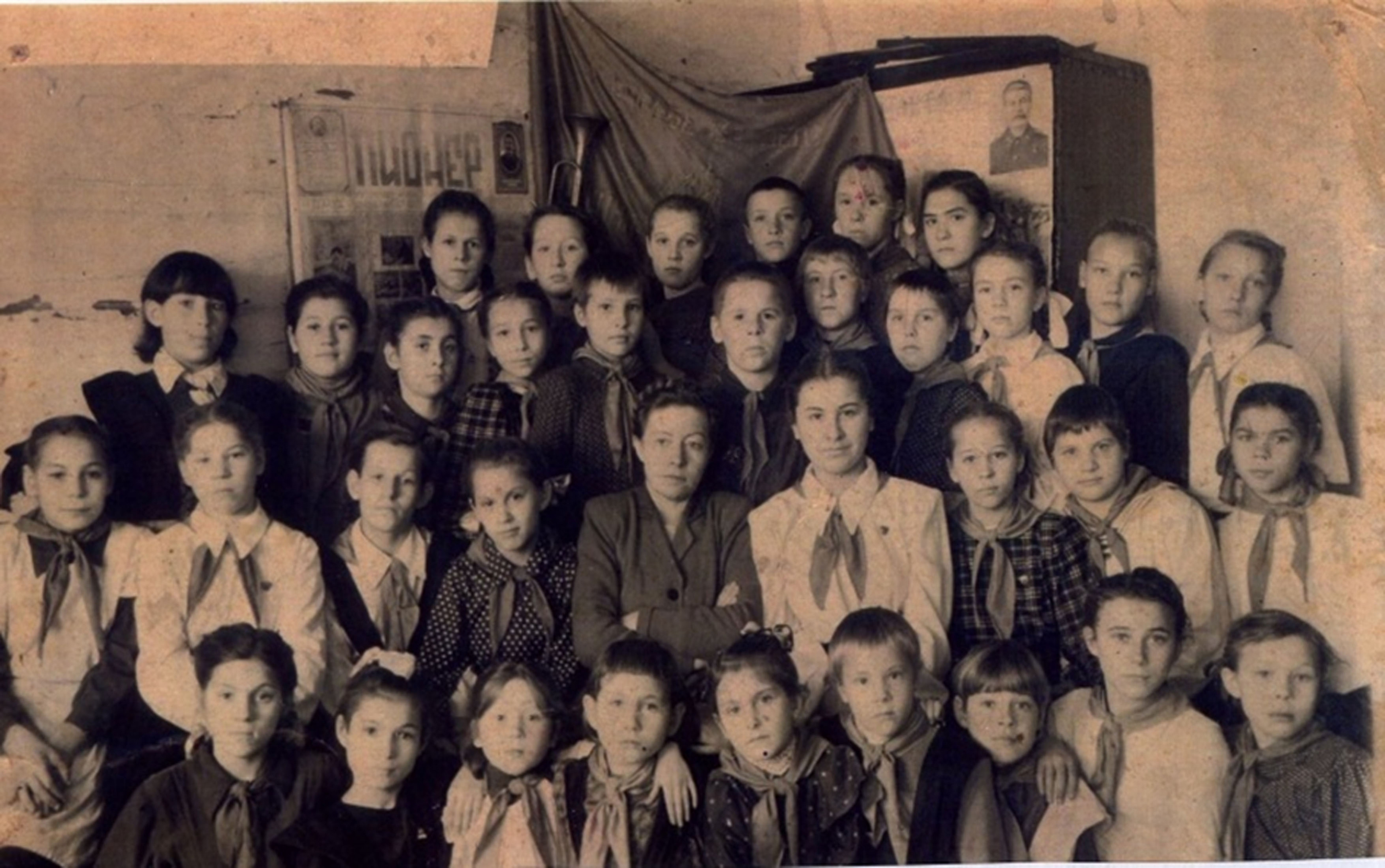 Учителя и ученики Нялинской семилетней школы Ханты-Мансийского района. 1953 год.Второй ряд пятая справа – Логинова Лидия Фоминична, завуч школы.