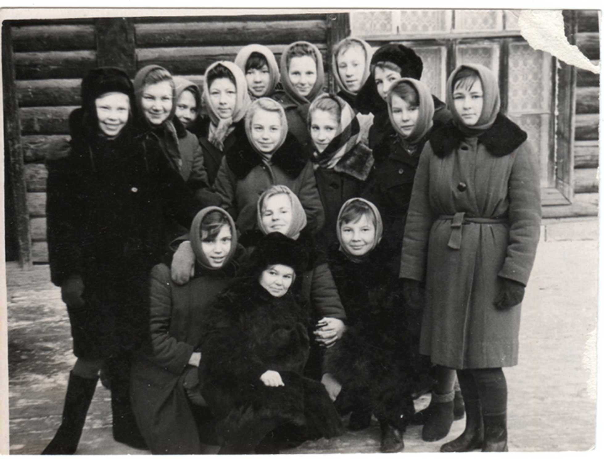 Участники драмкружка, учащиеся восьмилетней школы № 4, на фоне клуба Рыбников (ул. Кирова).